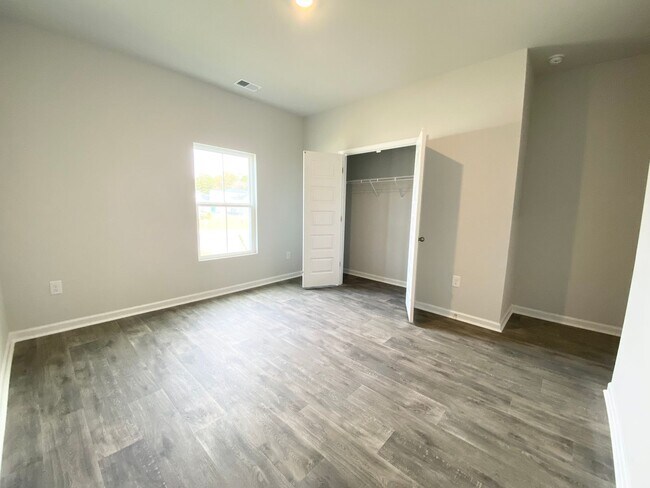 Building Photo - LIKE NEW home in a new subdivision!