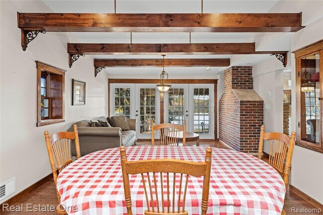 Building Photo - 2739 Lakeridge Ave