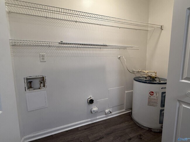 Building Photo - 4988 7 Pine Cir