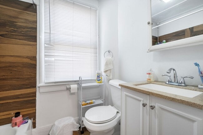 Building Photo - Renovated Home - South Side Flats