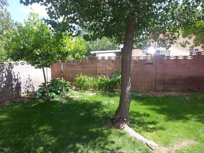 Building Photo - 3 bed, 1.5 bathroom - Two Story Twin Home