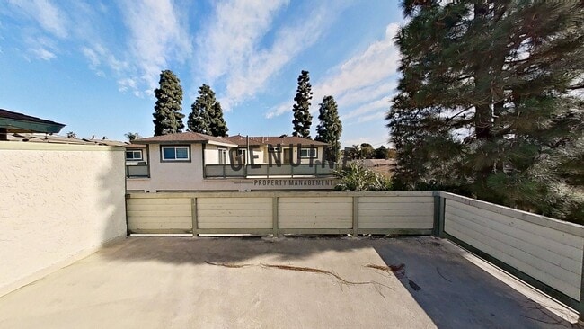 Building Photo - Lovely 2 Bd 1.5Ba Condo in Costa Mesa With Spacious Deck