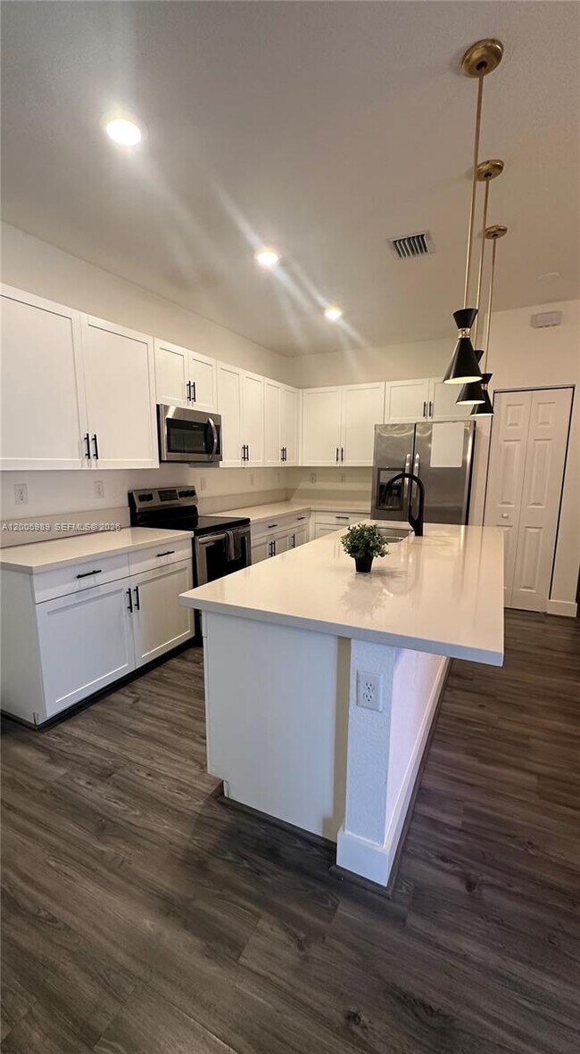 Building Photo - 3423 W 110th St