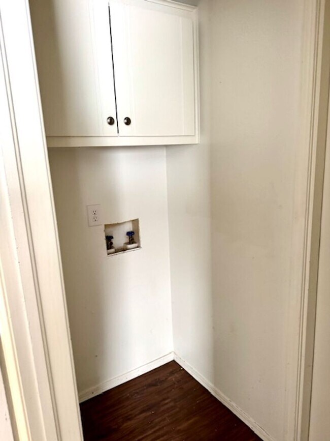 Building Photo - Beautiful updated interior 2 bedroom duple...