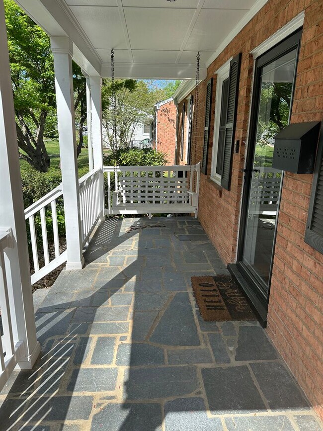 Building Photo - Charming 3 BR, 2.5 Ba house in a great location in town on a quiet cul de sac