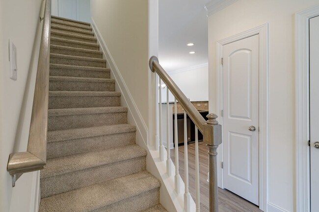 Building Photo - Brand new Luxurious 3 bedroom 3 bath + LOFT townhouse in Stone Gate community High Point. Master ...