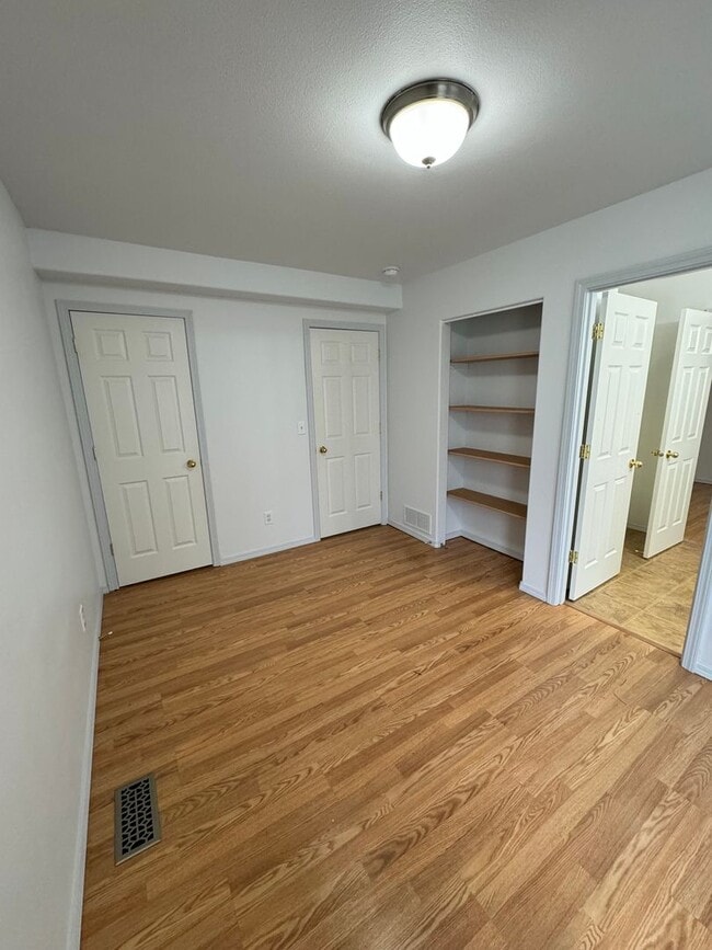 Building Photo - Beautifully updated 3 bed/2 bath townhome