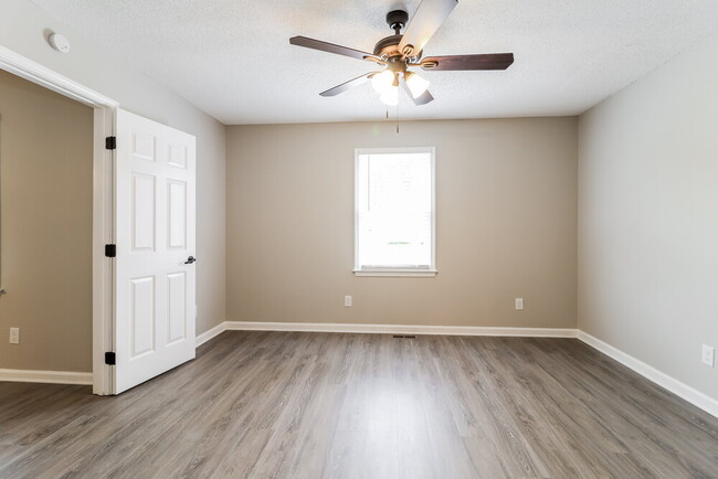 Building Photo - 60 River Oaks Dr SW
