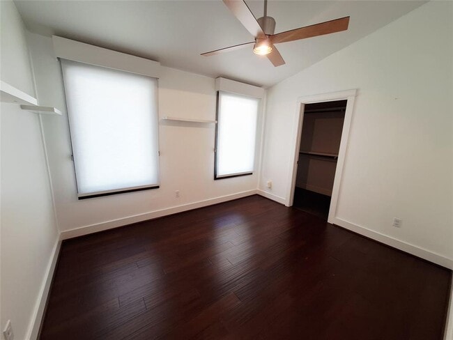 Building Photo - 607 Peacock Ln