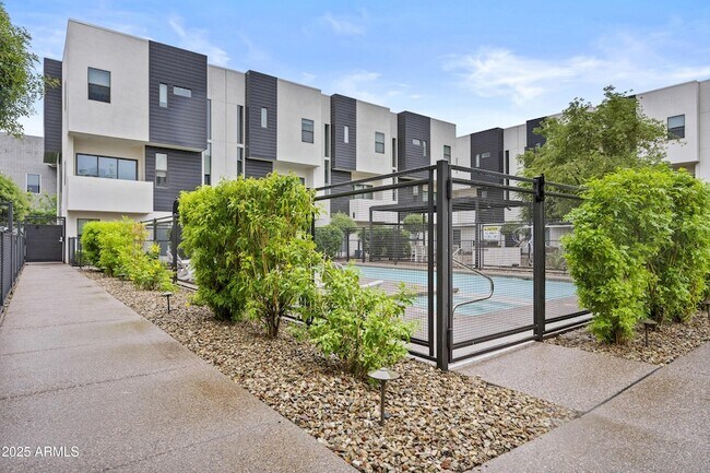 Building Photo - 325 E Coronado Rd