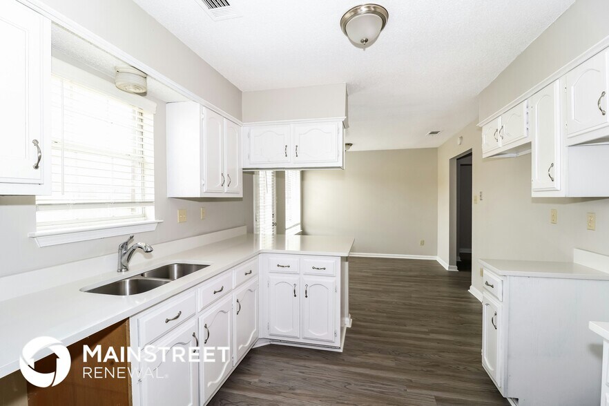 Building Photo - 5536 Terri Lynn Cove