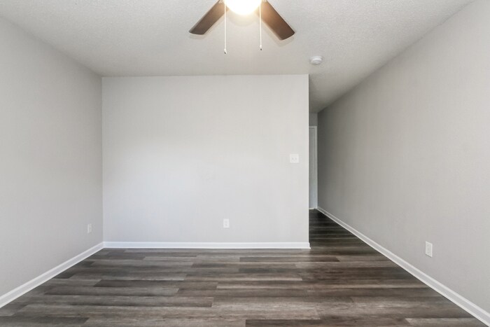 Building Photo - 5425 Bluff View Dr