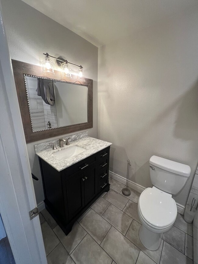 Building Photo - Updated Townhome in Ventura