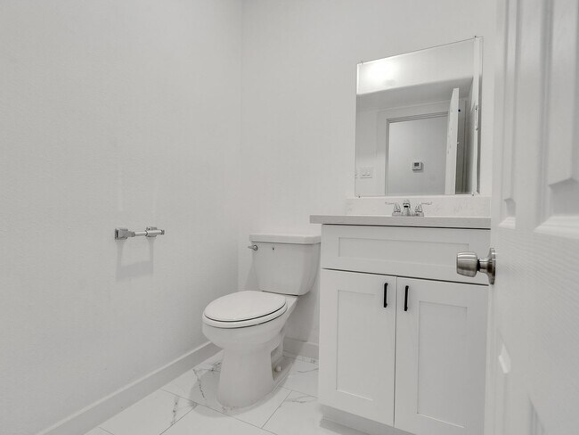 Building Photo - ? Spacious & Stylish 3-Bed Home – Garage Included! ?