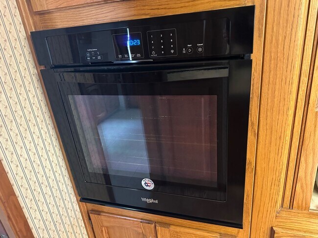 Building Photo - 475 E Mercedes Ave