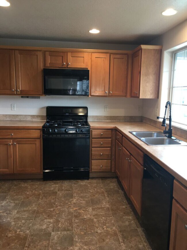 Building Photo - Spacious home in desirable neighborhood in Creswell, OR.