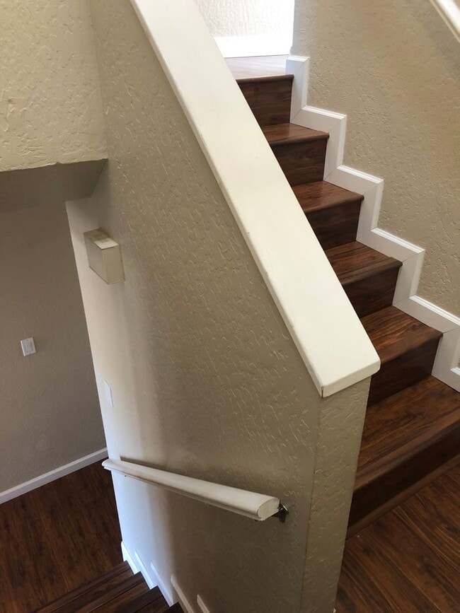 Building Photo - 2Br/2Ba - 1 Car Garage Townhouse in the He...