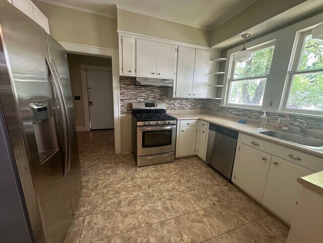 Building Photo - Gorgeous 4 Bedroom Home in South Highland