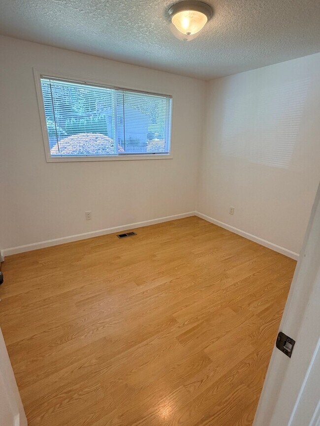 Building Photo - Spacious West Linn Ranch with Multiple Living Spaces, Large Fenced Backyard & Landscaping Included!