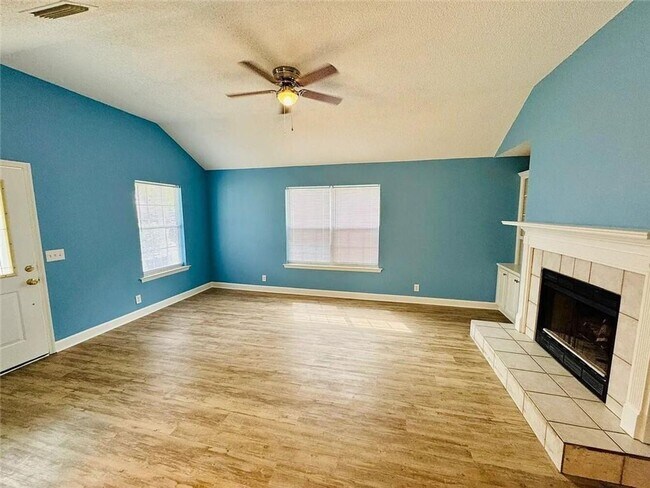 Building Photo - 312 Maple St