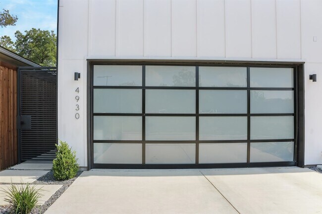 Building Photo - 4930 Santa Fe Ave