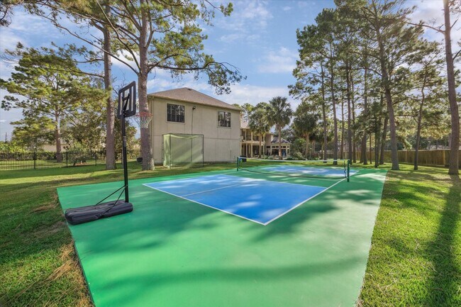 Building Photo - 600 Royal Oaks Dr