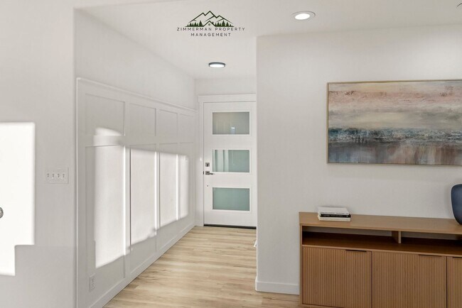 Building Photo - 4 bedroom 2.5 bathroom home with Panoramic views!