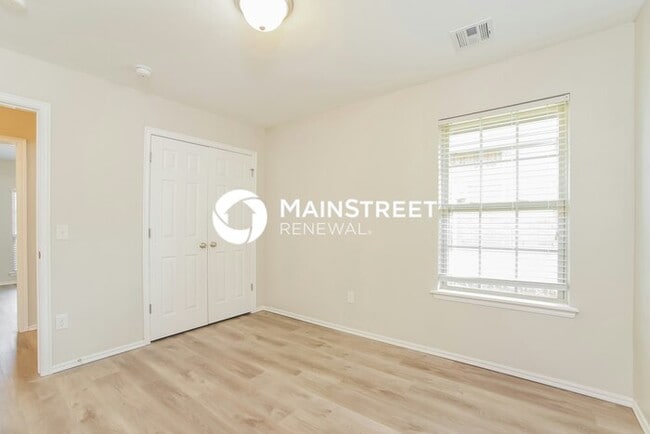 Building Photo - 3 Bedroom Pet-Friendly Home in NORMAN, OK with Main Street Renewal