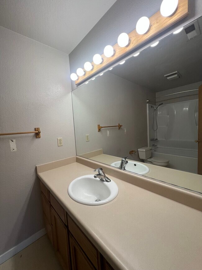 Building Photo - 3364 Treehaven Dr