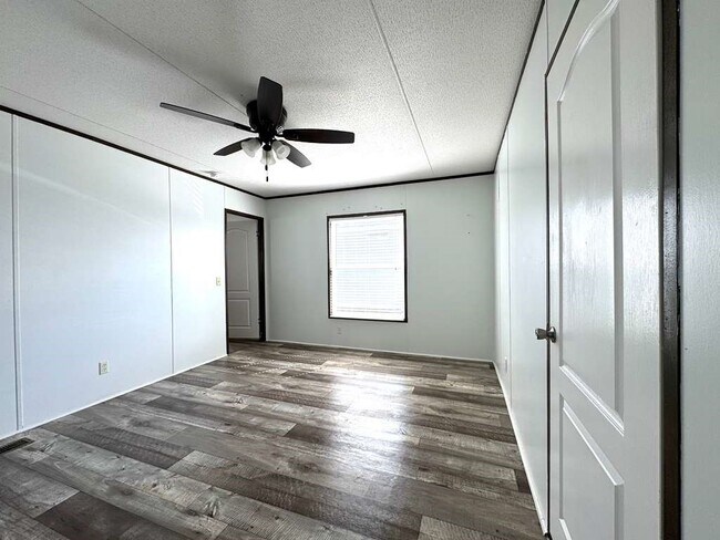 Building Photo - 16206 Wood Dr