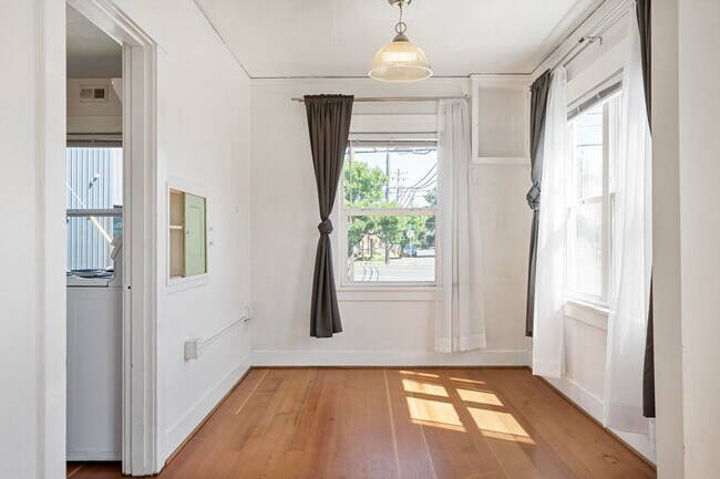 Building Photo - Charming close-in Foster-Powell studio in four-plex—Updated kitchen & bath, shared laundry, share...