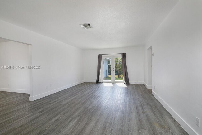 Building Photo - 900 Benevento Ave