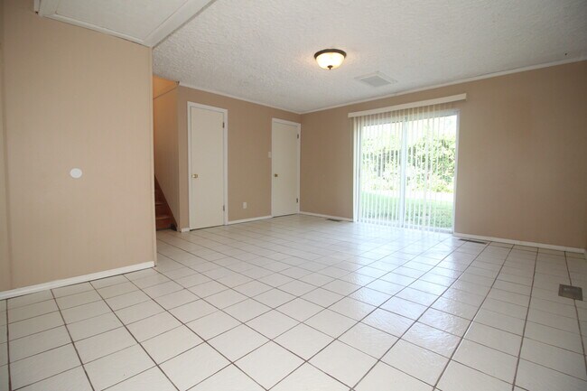 Building Photo - 1215 Mesa Dr