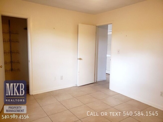 Building Photo - 3123 Glenmont Dr