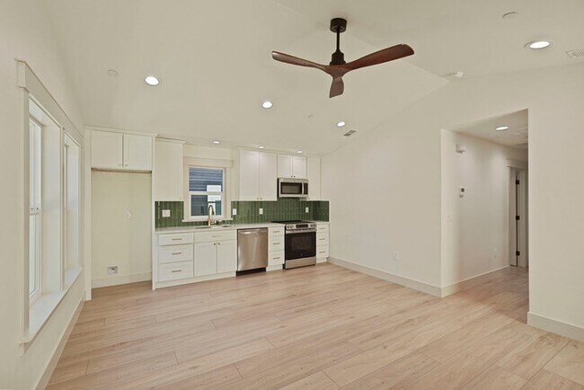 Building Photo - Beautiful 2 bedroom 1 Bathroom for rent in North Oak Park! Close to UC Davis and McGeorge Law