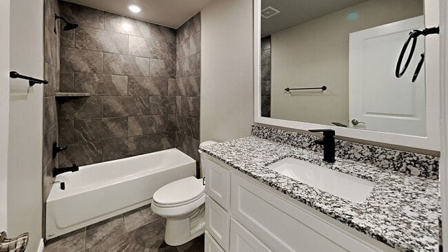 Building Photo - Spectacular 3 Bedroom 2 Bathroom Home in Britton Farms (Yukon Schools)