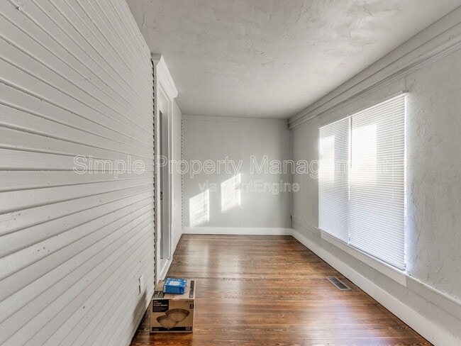 Building Photo - 730 N Louisa Ave