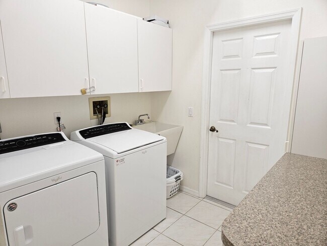 Building Photo - Seasonal Short-Term Private Heated Pool Home with 3 Bedroom, 2.5 Bath, 2 Car Garage in Sorrento W...