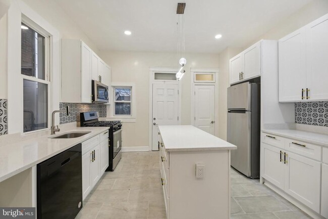 Building Photo - 3041 Belmont Ave