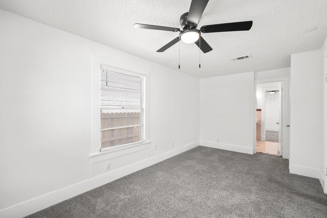 Building Photo - 904 Mansfield St