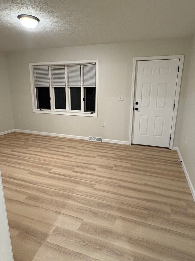 Building Photo - 275 W 10th St