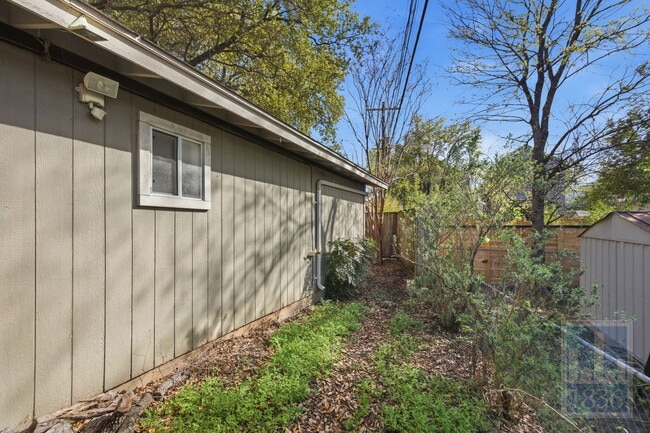 Building Photo - 2416 S 5th St