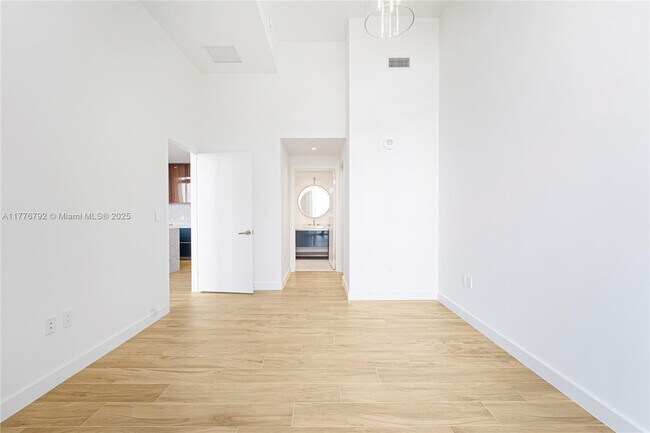 Building Photo - 2678 Tigertail Ave