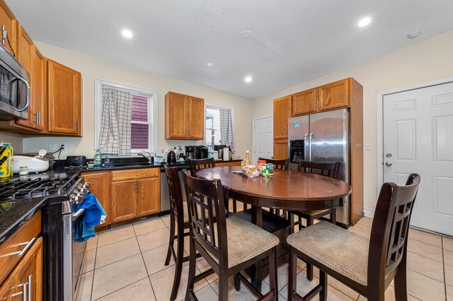 Building Photo - 5 BED/2 BATH ON CALUMET ST. FOR 9/1/2026 WITH CENTRAL AIR