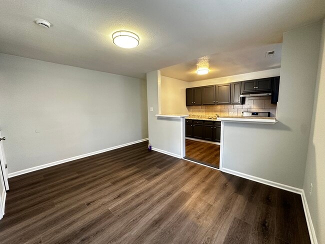 Building Photo - SE Duplex