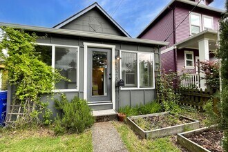 Building Photo - Cute Portsmouth Home with Sunroom, Fenced ...
