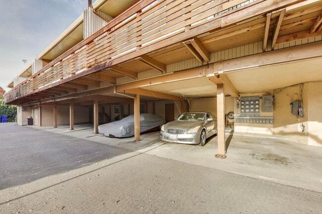 Building Photo - 22555 Linden St