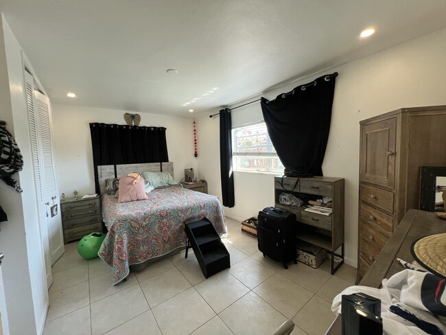 Building Photo - 1130 NE 3rd Ave