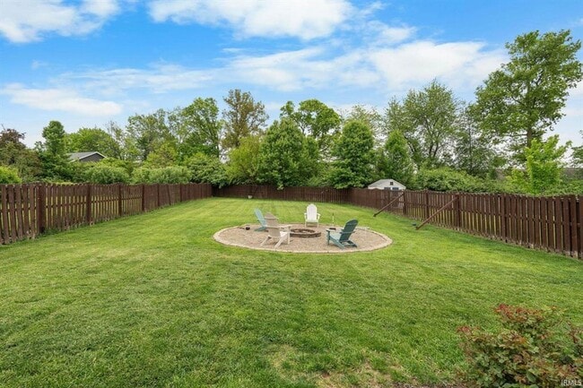 Building Photo - 3BR + Den + Biggest Fenced Yard in Neighbo...