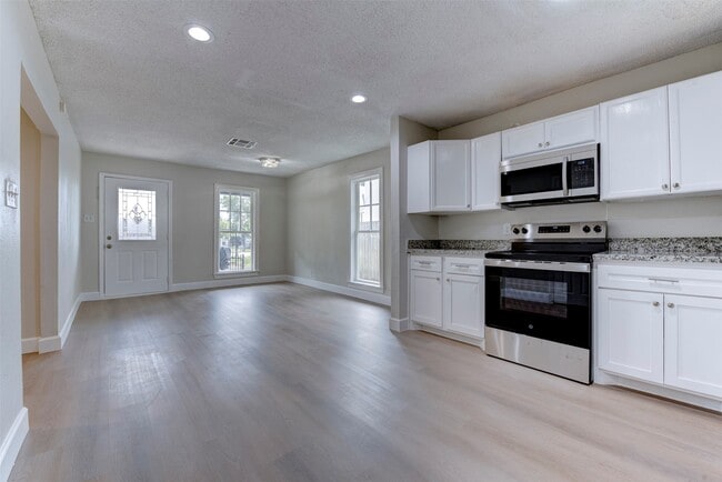 Building Photo - 2127 Maximilian St